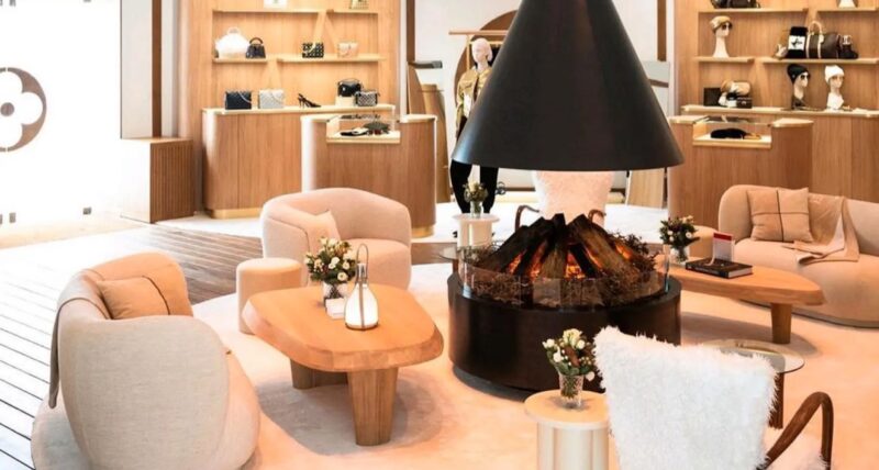 Louis Vuitton on X: Now open in the Alps. #LouisVuitton's latest pop-ups  in Courchevel and Saint-Moritz invite clients to discover the Maison's  cold-weather collections for women and men in a festive winter